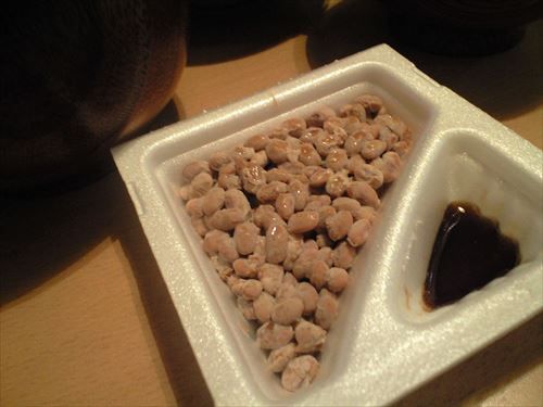 1200px-タレが軽く固まってる納豆_(3058733962)_R