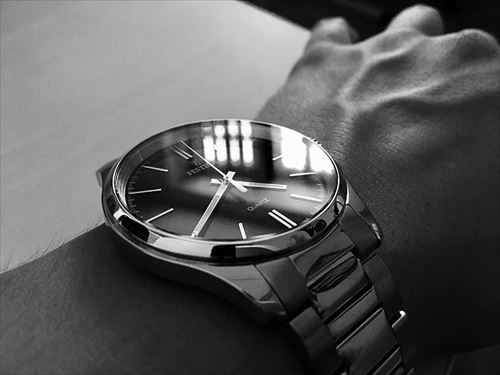 wristwatch-watch-bw-hand_R