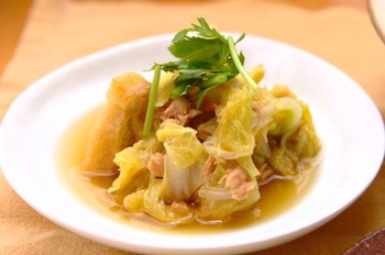 「白菜とシーチキンの炒め煮」丼に盛ったご飯にかけても美味しいです。