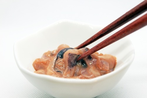 人間「うーん、イカの身を切り刻んでグチャグチャにした内臓と和えたろ！」