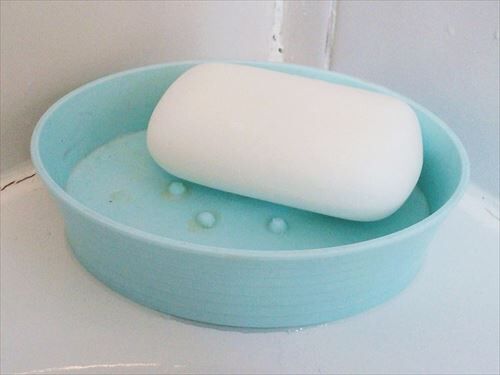 799px-Soap_in_blue_dish_R