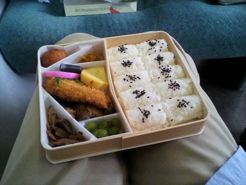 昔の日本→乗客A「電車内で弁当食べよ」乗客B「あら美味しそうですね。何処からいらしたんですか？」見ず知らずの他人同士でも会話が弾む 	