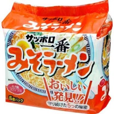 お金ないから68円のサッポロ一番味噌ラーメンのスープにキャベツと豚バラ肉入れて茹でてる