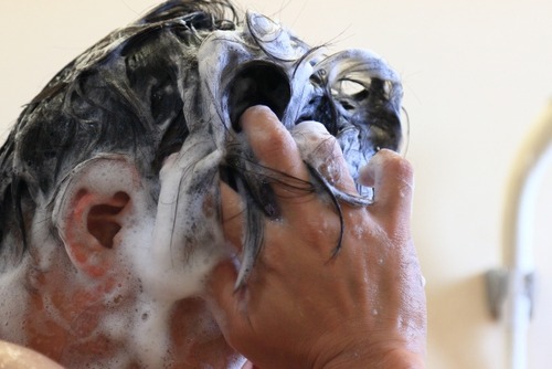 髪の毛が皮脂でベタベタして臭い奴はこういうタイプのシャンプーブラシ使ってみろ