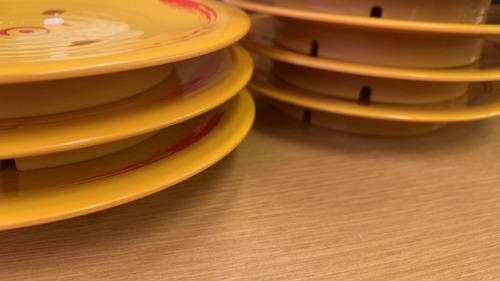 ワイ「お会計で」店員「はいっ！黄色のお皿が37皿！赤が26皿！ラーメン2つといちごパフェですね！」