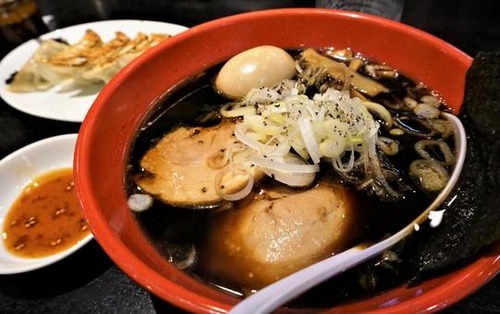 富山ブラックとかいうカップ麺しか食ったことない謎ラーメン