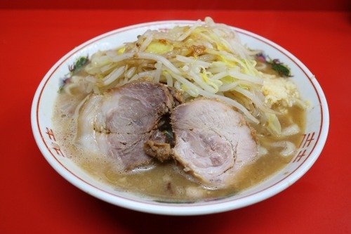 【悲報】ラーメン二郎さん、カウンターテーブルで麺の仕込みをしてしまう