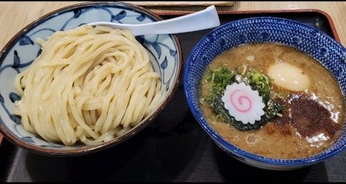 つけ麺って麺類史上最高傑作なはずやのになんで天下とれないんや