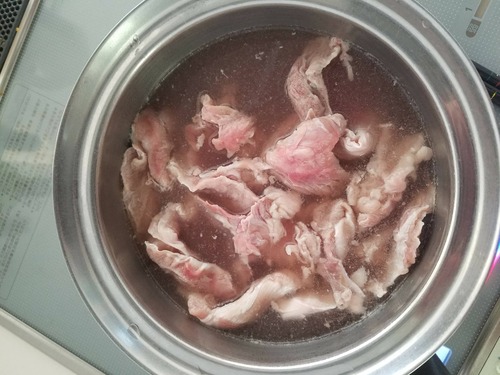 ワイ将ガチで牛すじ煮調理中