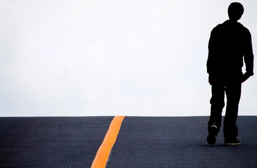 crop26NJ_asufarutowoarukudansei