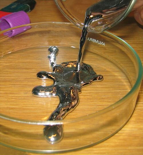830px-Pouring_liquid_mercury_bionerd_R