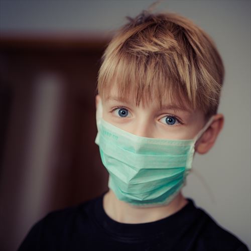 boy-wearing-surgical-mask-695954_R