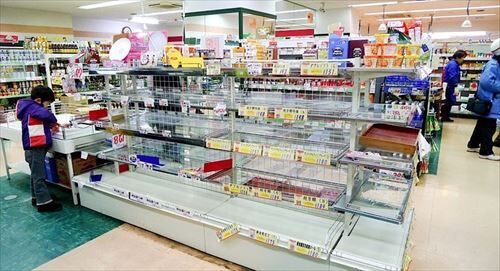 800px-Shops_in_Tokyo_empty_shelves_R