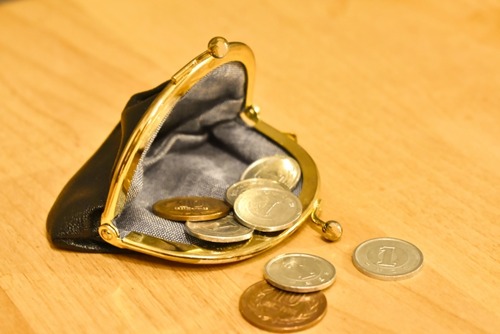【悲報】給料も上がらない貯金もない　貧困民、外食で泣いてしまう
