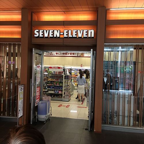 900px-セブン-イレブン_2016_(26519148522)_R