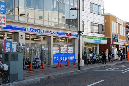 コンビニが三軒連なってる場所が見つかる、お前らならどこに入店する？ 	