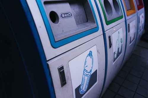 ワイ「燃えるゴミの日か・・・ペットボトルも入れたろ」