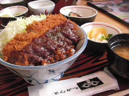 ソースカツ丼「ホカホカのご飯の上にキャベツ敷いたで！その上にソースかけるで～」 	