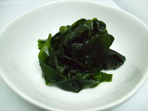 800px-Boiled_wakame_R