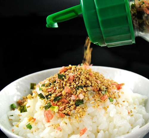 母親「ご飯にふりかけをかけないで！」　娘と口論、包丁を持ち出し怪我させる