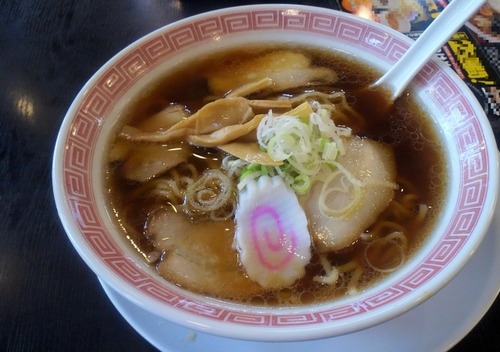 ラーメン屋「物価高で原価がきついのでナルトを乗せるのやめます」