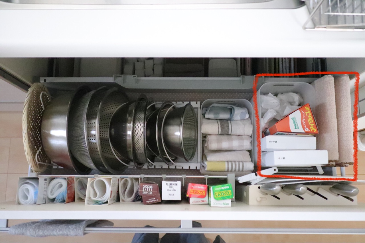キッチン収納 ニトリ １００均だけ シンク下収納を赤裸々に公開 ざる ボール収納など Chairs And インテリアコーディネーター的ｄｉｙと暮らしのブログ Powered By ライブドアブログ