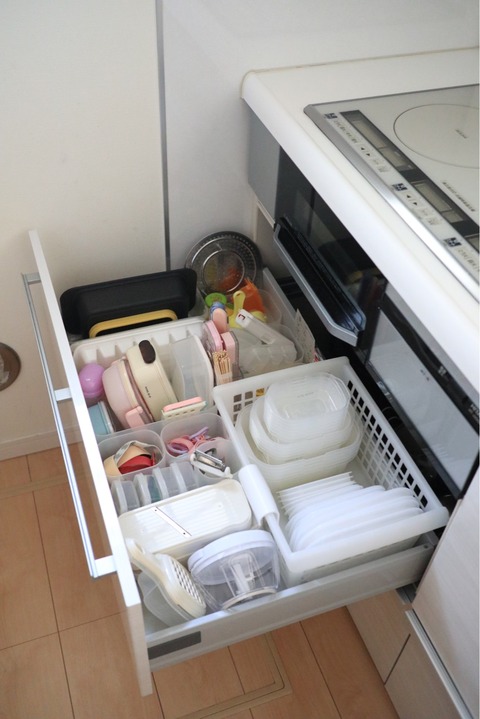 キッチン収納 100均だらけのコンロ下引き出しを赤裸々に公開その 保存容器類の収納 Chairs And インテリアコーディネーター的diyと暮らしのブログ Powered By ライブドアブログ キッチン収納 100均だらけのコンロ下引き出しを赤裸々に公開その 保存容器類の収納 Chairs And インテリアコーディネーター的diyと暮らしのブログ Powered By ライブドアブログ