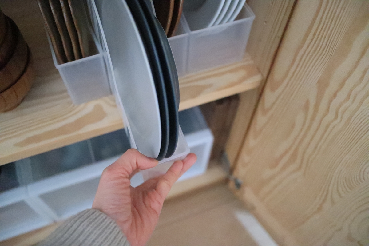 キッチン収納には100均 セリア のスリムなファイルボックスが便利です Chairs And インテリアコーディネーター的ｄｉｙと暮らしのブログ Powered By ライブドアブログ