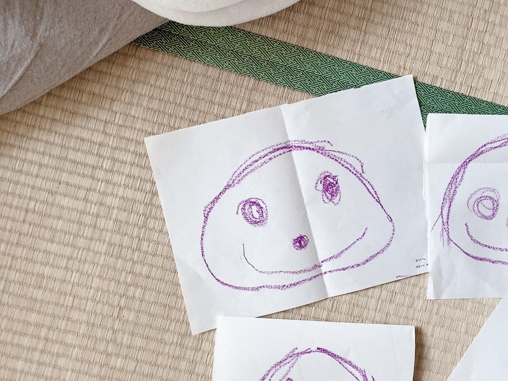 3歳3ヶ月が描いた家族の絵と、腑に落ちないこと : Chairs and