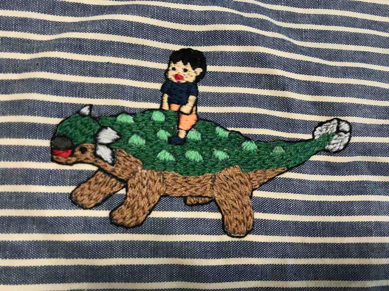 巾着袋にアンキロサウルスを刺繍したよ てんねん家族のゆかいな日々 巾着袋にアンキロサウルスを刺繍したよ てんねん家族のゆかいな日々