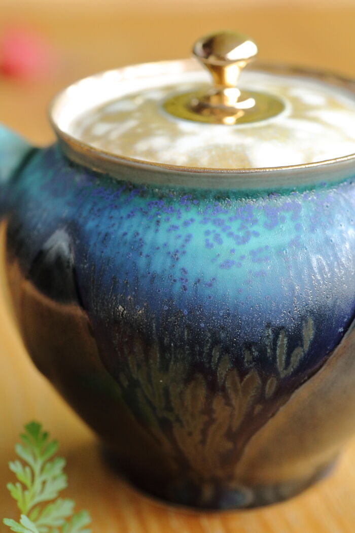人気作家　陶芸作家　常滑焼　常緑窯　丹下悦子　水差し　湯冷し　ミルクポット　片口 丹下悦子さんのトルコ青雲紋ティーポットとトルコ青湯呑です : 茶器chaki