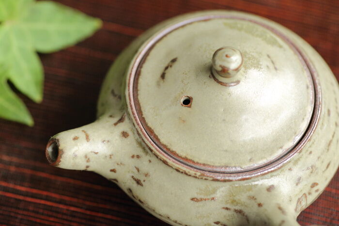 小川甚八さんの栗皮灰釉平丸急須です : 茶器chaki