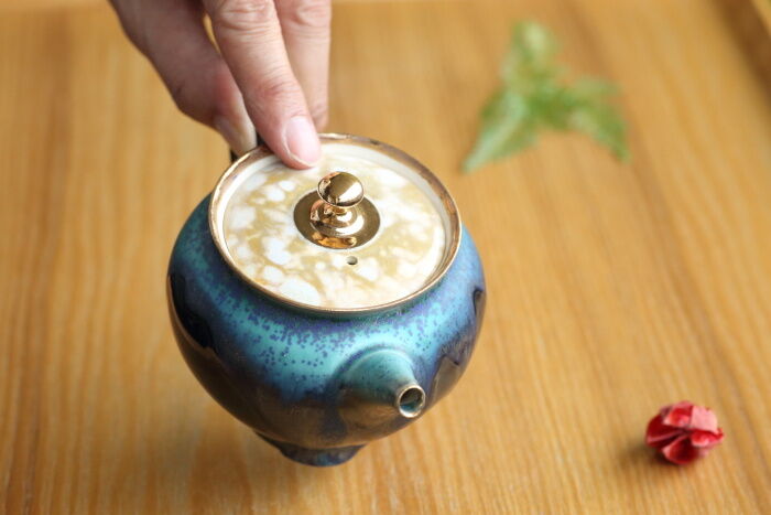 人気作家　陶芸作家　常滑焼　常緑窯　丹下悦子　水差し　湯冷し　ミルクポット　片口 丹下悦子さんのトルコ青雲紋ティーポットとトルコ青湯呑です : 茶器chaki
