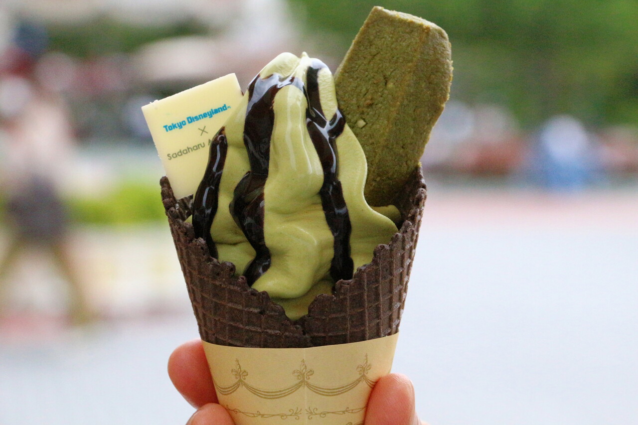 サダハルアオキのスウィーツを食べたよ 抹茶クリームとチョコレートのスペシャルソフトクリーム Chakkoのtdrに行ったよ
