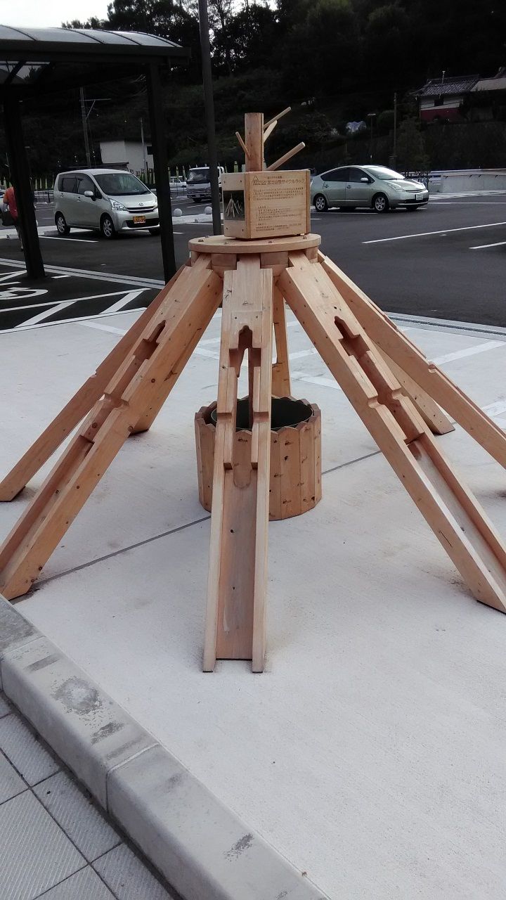 ヒノキで作った自転車置き場