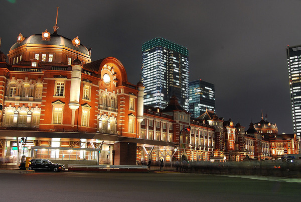 1280px-Tokyo_station_from_marunouchi_oazo