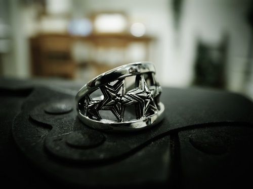 Cody Sanderson ・5STAR IN STAR CUTOUT RING : CHARCOAL*GREEN BLOG NEWS