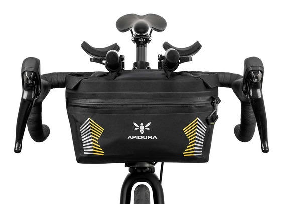 apidura-racing-handlebar-pack-5l-on-bike-1