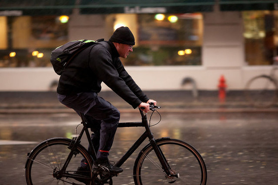 自転車 雨 顔 が 濡れる