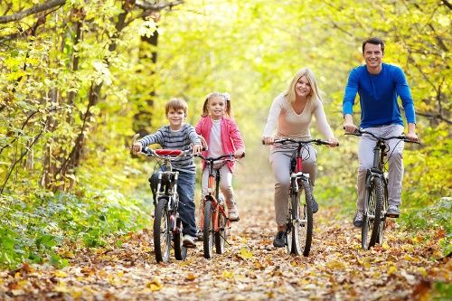 family-bike-ride-on-fall-trail