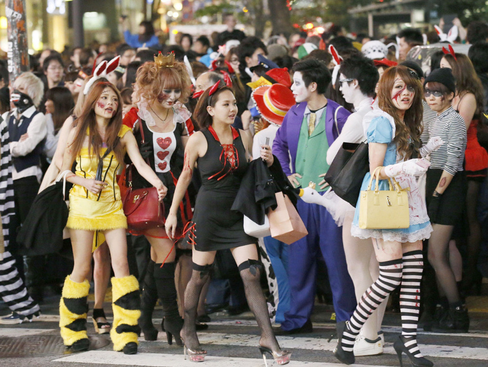 ハロウィーン 渋谷スクランブルに仮装の若者が集結 大人数でうるさい ゴミだらけ と苦情殺到 痴漢で逮捕される男も 地 球 情 報 局 ハロウィーン 渋谷スクランブルに仮装の若者が集結 大人数でうるさい ゴミだらけ と苦情殺到 痴漢で逮捕される男も 地 球 情 報 局