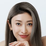 41歳・山田優のミニ丈私服姿が話題！あの「無双の絶対領域」とは？