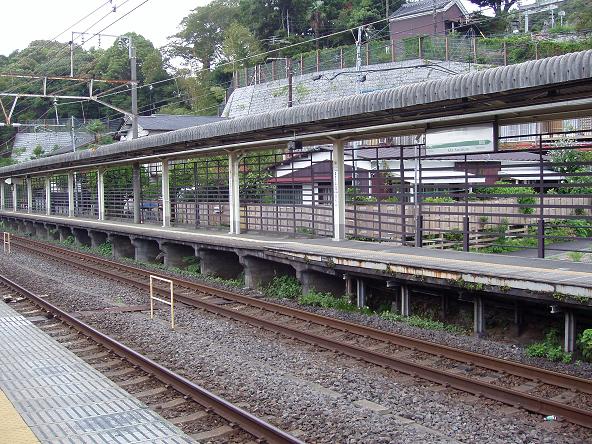 北鎌倉駅ホームのつなぎ目 シェフコミ 湘南 鎌倉 食の情報