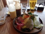 AWキッチン サラダとビール
