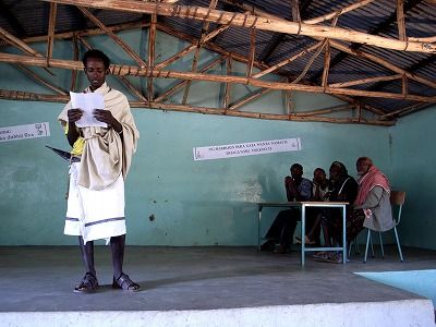 エッセイを朗読する中学生