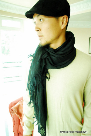 1-薪運び女性ショール商品撮影(モデルさんは協力隊員)