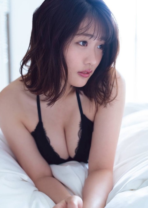 石田桃香　グラビア　画像　水着