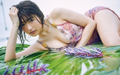 石田桃香　グラビア　画像　水着