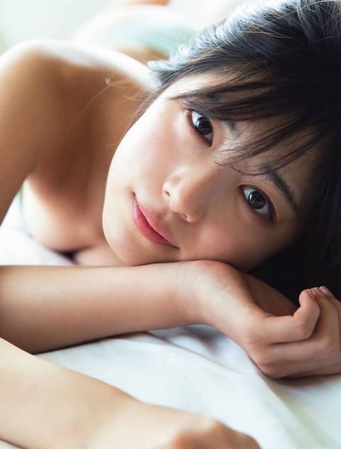 吉田莉桜　グラビア　画像　水着