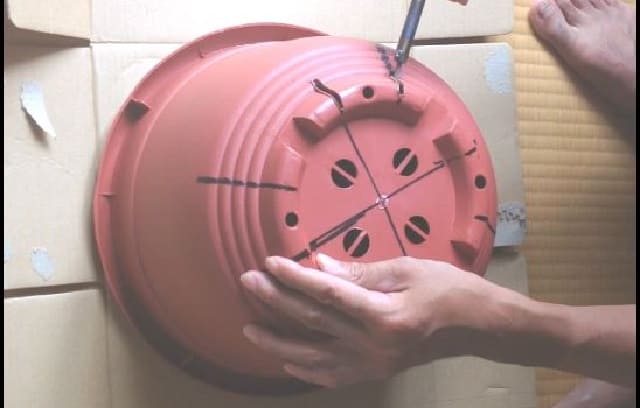 スリット鉢の作り方 100均ダイソーの10号プラ鉢をスリット鉢風にdiy ミニトマトのプランター栽培記録 ベランダ家庭菜園ブログ スリット鉢の作り方 100均ダイソーの10号プラ鉢をスリット鉢風にdiy ミニトマトのプランター栽培記録 ベランダ家庭菜園ブログ